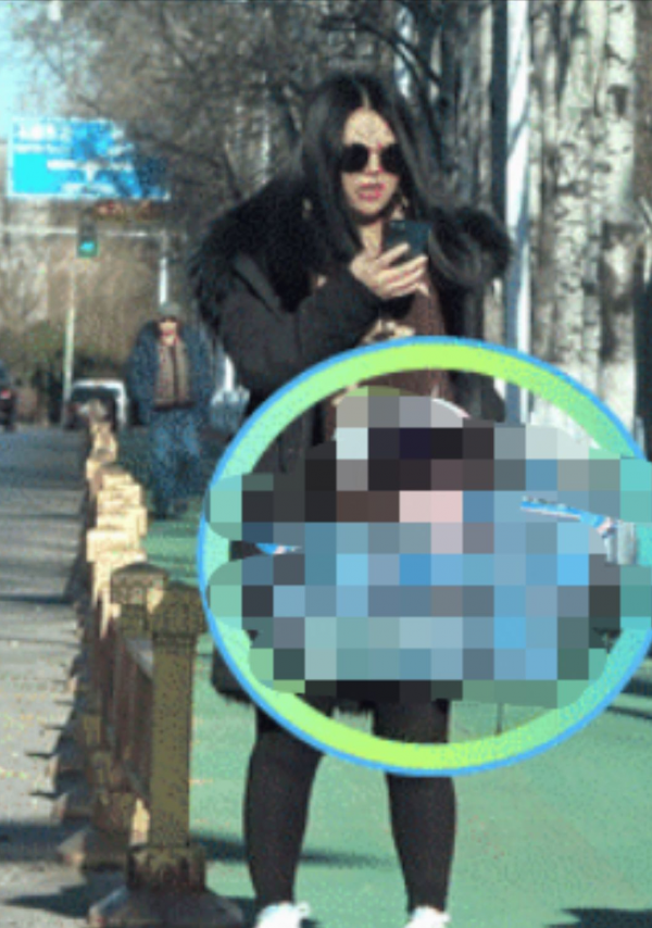 戀愛了？李湘戴8千5圍巾亮相，同行男方開百萬豪車長相敦厚老實