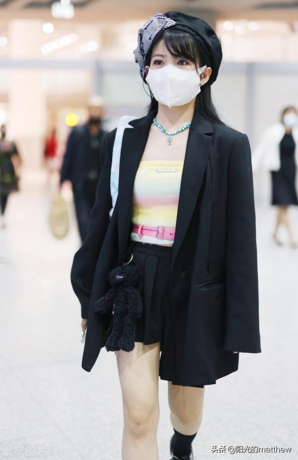 賴美雲身穿彩色裡胸+西裝外套甜酷,穿黑色裙褲青春活力 賴美雲身穿彩色裡胸+西裝外套甜酷,穿黑色裙褲青春活力