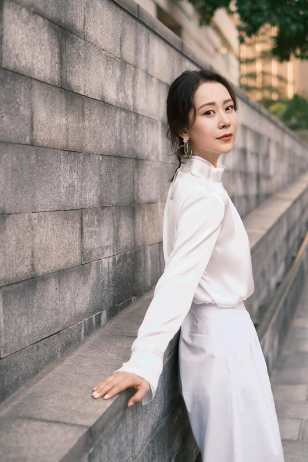 海清活成中年女人的典範,絲綢上衣配闊腿褲,吃螺螄粉都是優雅範 海清活成中年女人的典範,絲綢上衣配闊腿褲,吃螺螄粉都是優雅範