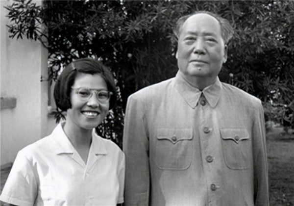 毛主席晚年迷上看電影，中央借來李小龍電影，邵逸夫卻異常緊張