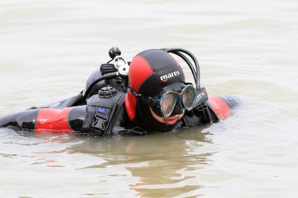 一釣魚人溺亡!血淋淋的教訓!為何還是有人不以為然 一釣魚人溺亡!血淋淋的教訓!為何還是有人不以為然