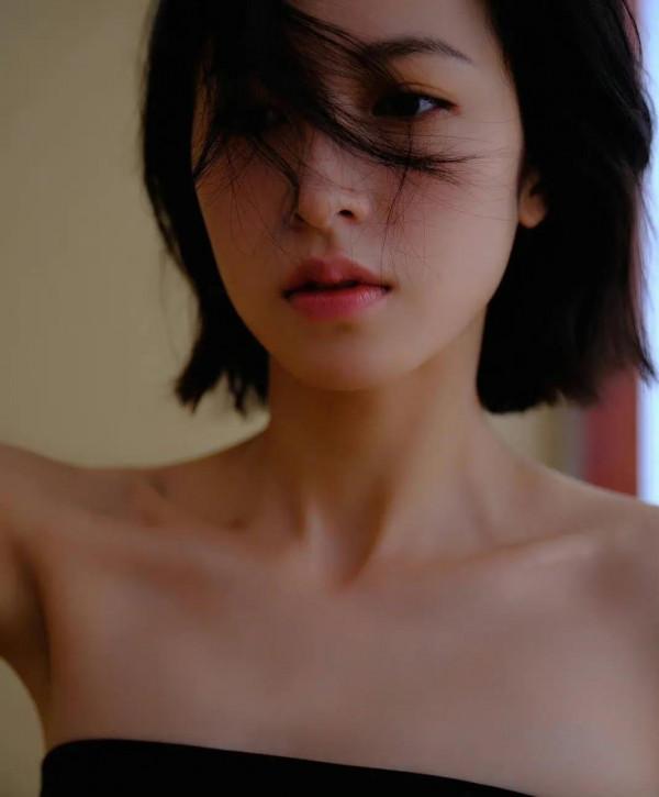 周雨彤利落短髮，眼神幽怨，眼睛裡全是故事，心裡也藏著無限柔情