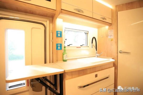 可愛又精巧的福特房車！倆大床睡4人，還有頂級水電！佈局有特色
