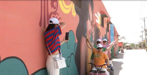 人民日報怒贊:90後帥哥辭職回村,把家鄉畫成網紅打卡地 人民日報怒贊:90後帥哥辭職回村,把家鄉畫成網紅打卡地