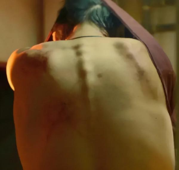 魏晨婚後素顏出鏡變化大！臉頰凹陷眉頭緊皺，嘴唇偏白氣色差