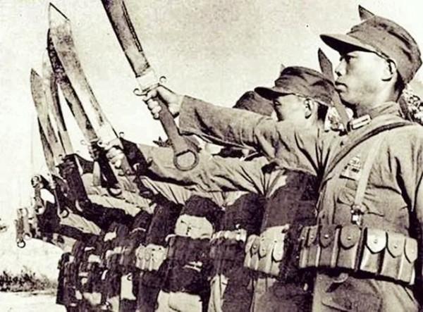 少女遭官兵糟蹋,將軍下令所有人脫褲子,查到真兇後揮淚下令:殺 少女遭官兵糟蹋,將軍下令所有人脫褲子,查到真兇後揮淚下令:殺