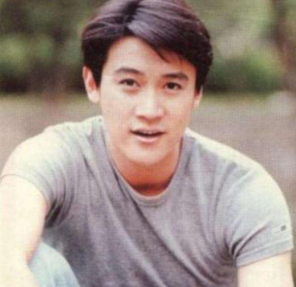 6位娛圈明星夫妻，從校服到婚紗，個個娶初戀，在一起最長40年