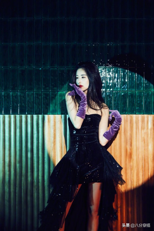 瘦下來的穎兒氣質真不賴，黑色禮服配絲絨手套，化身復古名媛