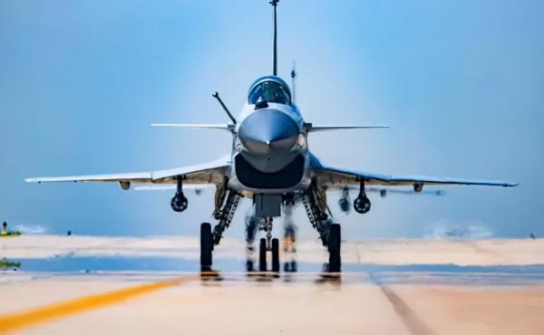 以轟炸機對殲擊機，我軍兩小時逼退來犯外機，飛行員：看誰不怕死