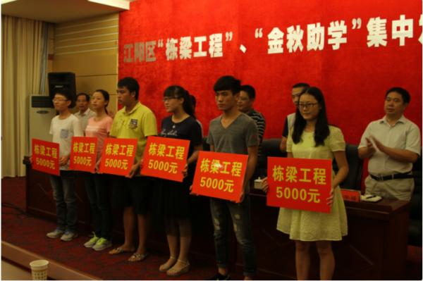 貧困生花2500買鞋被取消助學金，發文表示委屈，卻並未得到同情