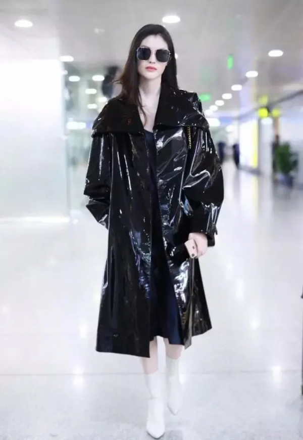 小黑靴OUT了！今冬「這雙鞋」超火爆，時髦精都愛它