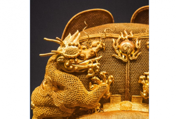 1957年，明定陵被開啟，挖出400年前純金皇帝帽子，國內僅此一件