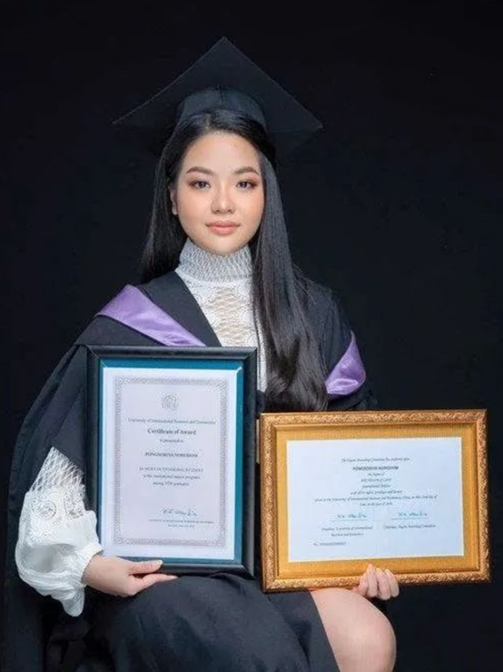 24歲柬埔寨公主自信曬中國大學畢業證，笑容甜美，穿蕾絲襯衫好美
