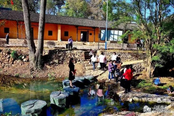 京山張菁拍攝組圖:紅色八字門 京山張菁拍攝組圖:紅色八字門