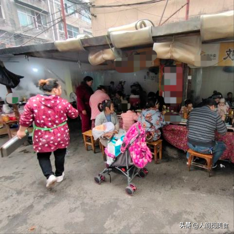 湖南小縣城的早餐店，小籠包配海帶湯，一年賣出300萬個，霸道