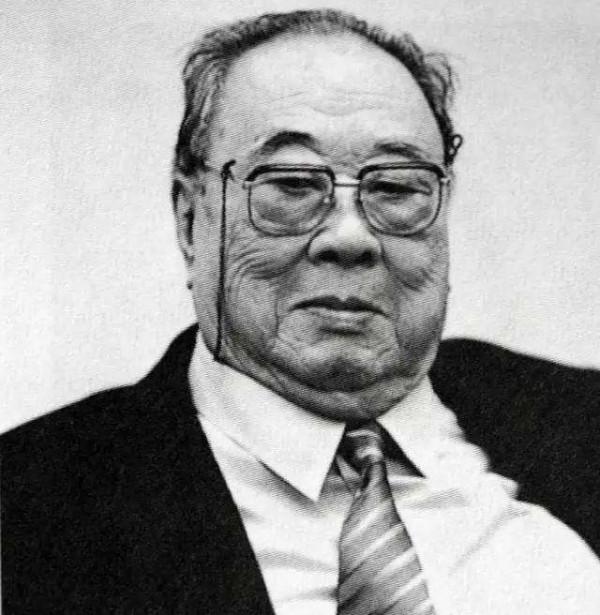 一天夜裡，周總理看到正在施工的北京飯店，隱隱感到有些不安