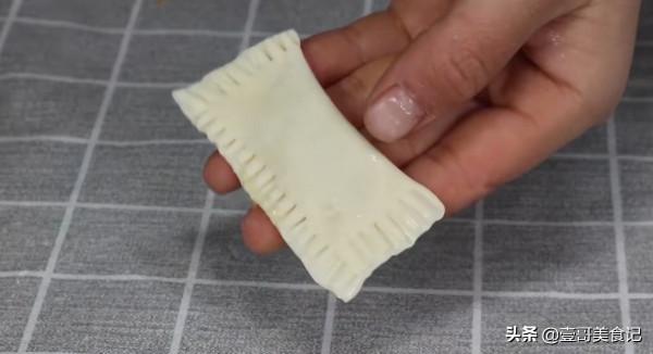 香蕉別直接吃了,加上混沌皮,教你全家人最愛吃的一道菜,超解饞 香蕉別直接吃了,加上混沌皮,教你全家人最愛吃的一道菜,超解饞