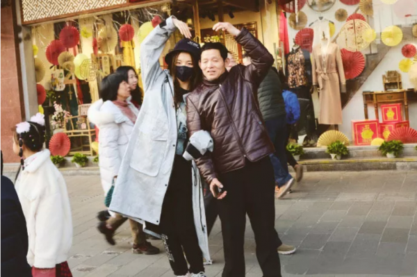 楊超越：從流水線打工人到走紅，讓多少二代們不服氣但又無可奈何