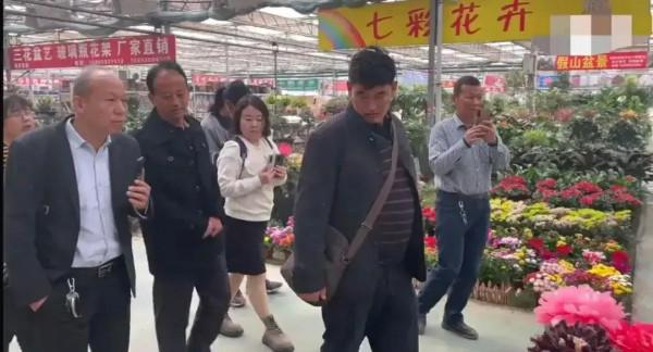 沒人圍觀!獨來獨往!大衣哥朱之文出行顯低調 沒人圍觀!獨來獨往!大衣哥朱之文出行顯低調