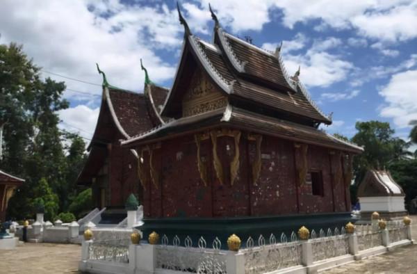 在寮國旅遊,門口掛樹枝的人家不要進,當地人說:進去了會惹麻煩 在寮國旅遊,門口掛樹枝的人家不要進,當地人說:進去了會惹麻煩