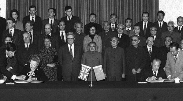 1984年全國兩會期間，鄧小平叫住準備退場的記者：你們給我闢個謠