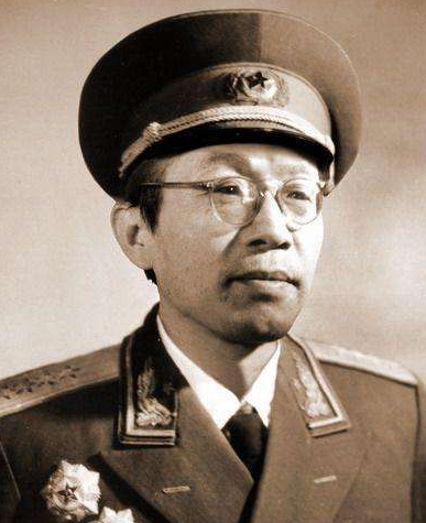 黃克誠率一個師到東北，杜聿明看不上，參謀：他們這個師有三萬人