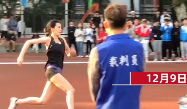 高顏值女大學生帥氣跳高，輕鬆背越1米56，網友：這腿比我人都高