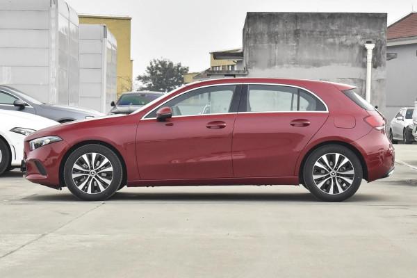 賓士的純進口掀背車，23&period;68萬起，油耗低至5&period;6L，實拍進口賓士A級