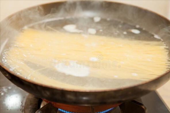 煮麵條，不要等水開才下鍋，記住2個竅門，麵條滑嫩勁道，不成坨