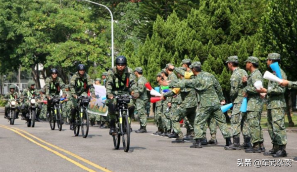 解放軍武裝直升機、運輸直升機過臺海中線了,臺士兵給錢才上戰場 解放軍武裝直升機、運輸直升機過臺海中線了,臺士兵給錢才上戰場