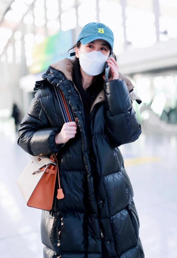 黃聖依私服秀，身穿長款羽絨服配寬鬆牛仔褲，時尚感滿滿