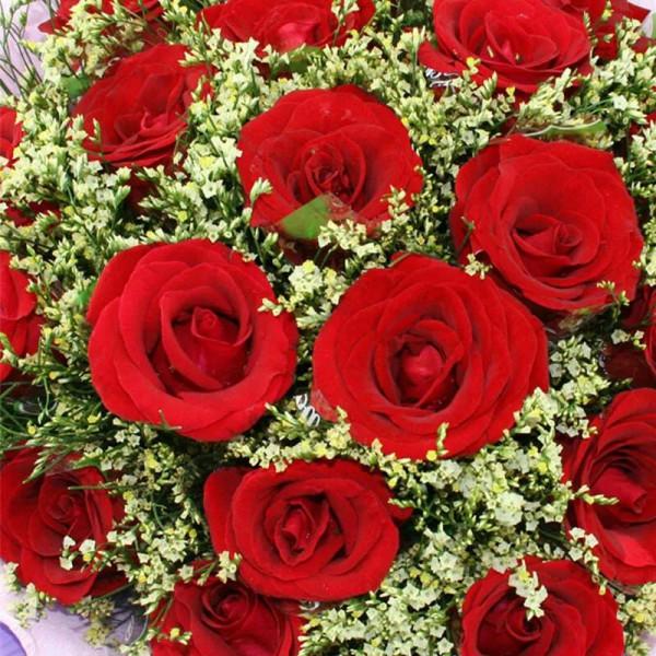 愛情不可替代的戒指和花