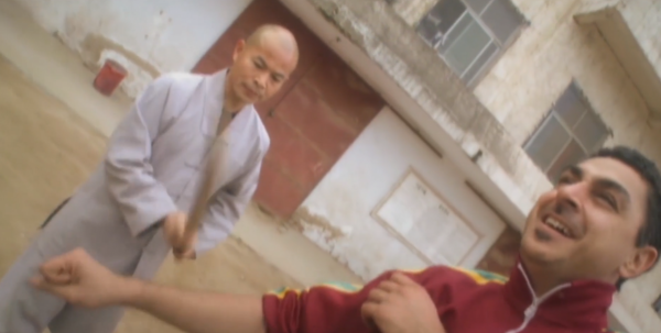 美國小哥挑戰少林功夫，被小師傅一拳打到鼻血長流，直言：太后悔