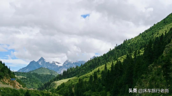 西藏新疆環遊第六站-雲霧中天路72拐好美，怒江大峽谷堵車真危險