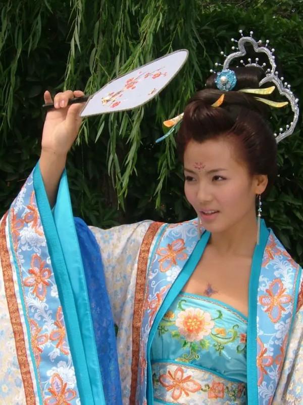 流行什麼寡淡風！這部劇的演員，都是把彩虹穿在身上的