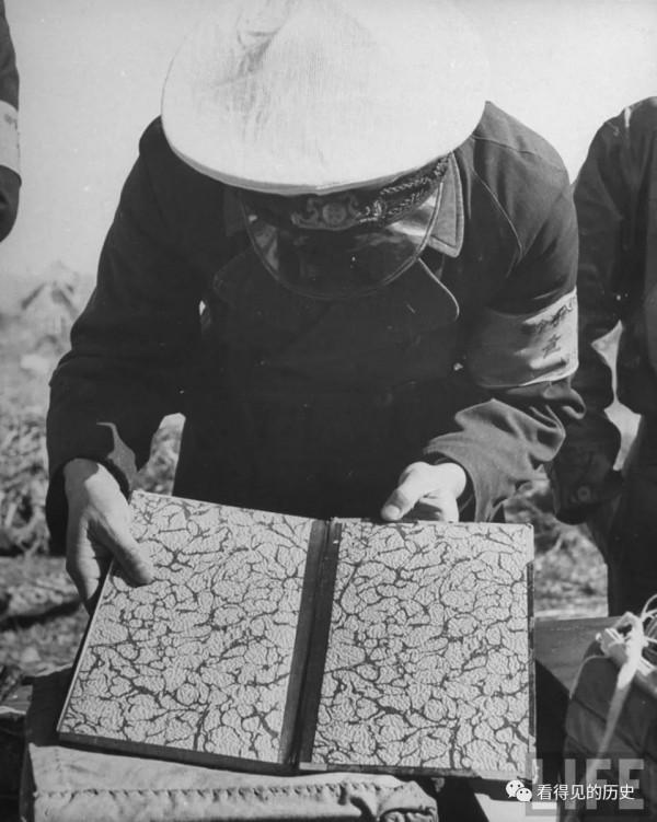 老照片 抗戰勝利後被遣返的日本人 脫褲子檢查 老照片 抗戰勝利後被遣返的日本人 脫褲子檢查