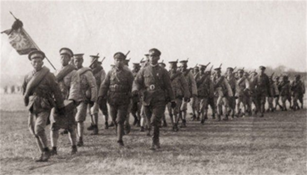 叛徒有多可恨？大會中叛變手槍隊長突然闖入，司令員被當場槍殺