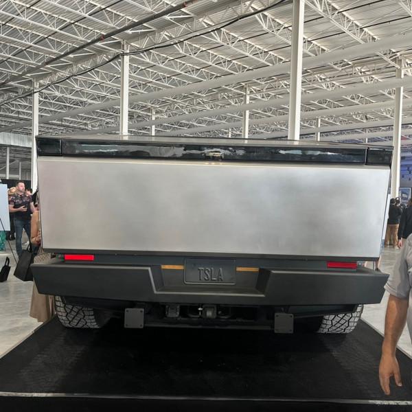 特斯拉Cybertruck量產版亮相，增加雨刷器與外後視鏡，即將投產