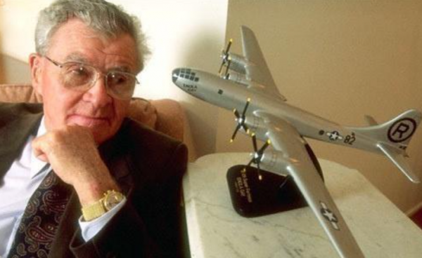 美軍飛行員保羅:日本為南京大屠殺道歉,我就為投原子彈道歉 美軍飛行員保羅:日本為南京大屠殺道歉,我就為投原子彈道歉