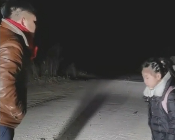 開著車燈,目送著一位小姑娘放學回家 開著車燈,目送著一位小姑娘放學回家