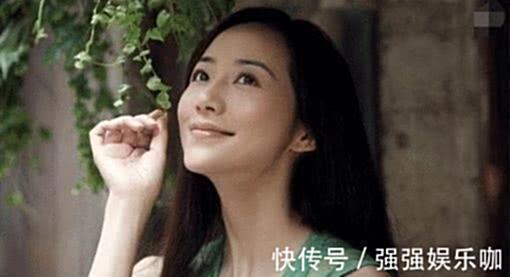 韓雪奶奶和爺爺的照片，爺爺衣服太多，網友：教科書風格炫耀財富