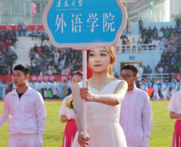 音樂系考試女生深情演唱，評論區卻一股酸味，網友；這腿真好聽