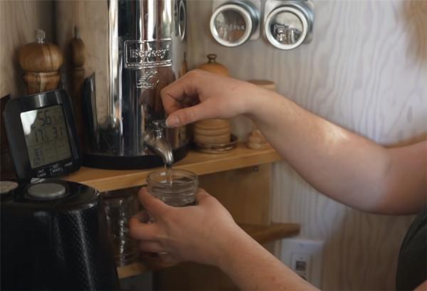 一對夫婦在荒島上住2年,蓋起10㎡蝸居,“離網”的日子簡單快樂 一對夫婦在荒島上住2年,蓋起10㎡蝸居,“離網”的日子簡單快樂