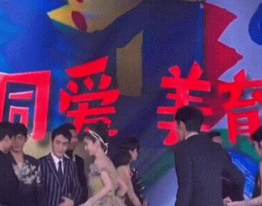 芭莎晚宴成修羅場：陳偉霆跟兩任前女友同框，楊穎避開，阿SA站遠