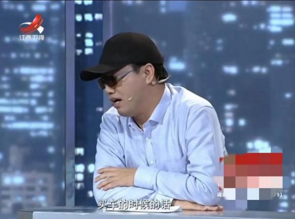 丈夫要求AA制，妻子的工資比他多了一倍後，他怕了說要好好彌補她