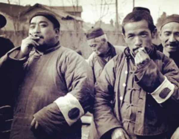 1960年,四川女校長隱藏15年,因一碗肉被捕,村民得知後怒斥:處決她 1960年,四川女校長隱藏15年,因一碗肉被捕,村民得知後怒斥:處決她