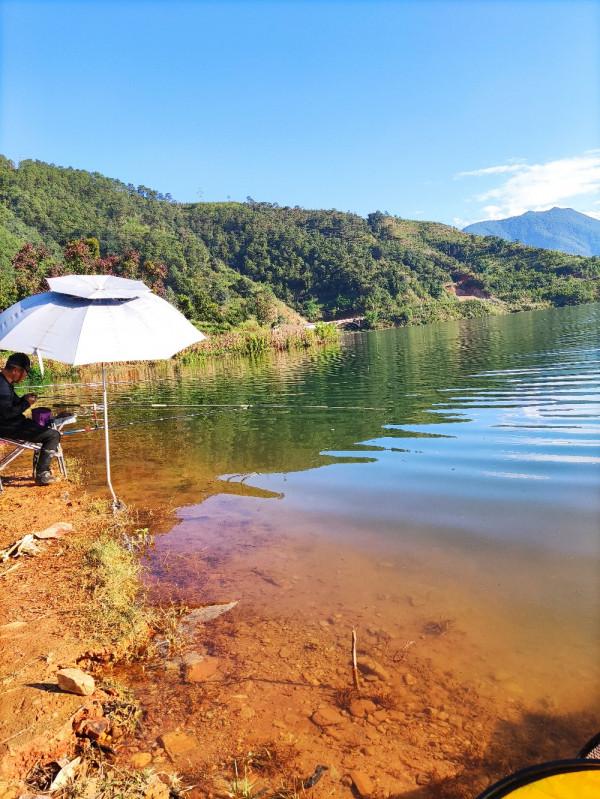 梅子姐又玩路亞又玩手竿，痴迷釣魚連老公的年假也用上了