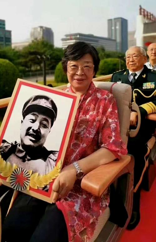 毛主席堅決不當大元帥，深思熟慮後，把軍銜命令狀001號給了賀龍