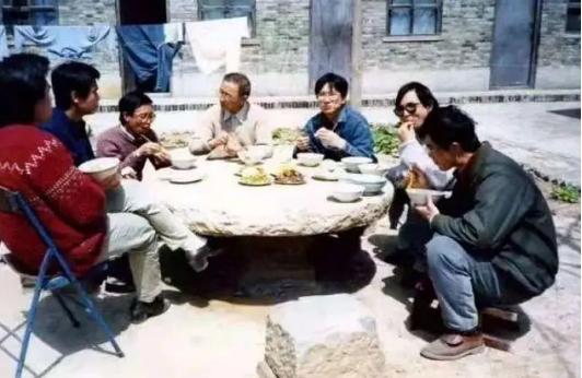 1992年，一村莊經常傳來爆炸聲，調查後，現場木炭令工作人員嘆息