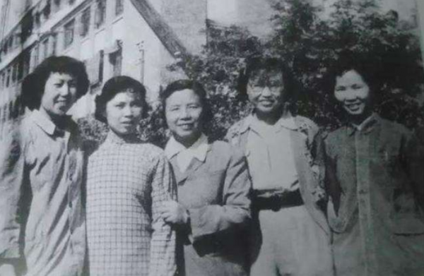 她28歲就守寡，一生未再嫁，收養800多個孤兒，兒子成國務院總理